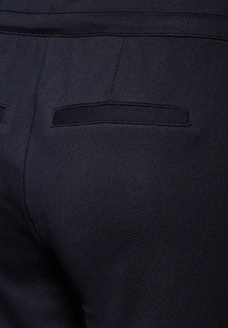 Hintere Hosentasche einer schwarzen Stoffhose.